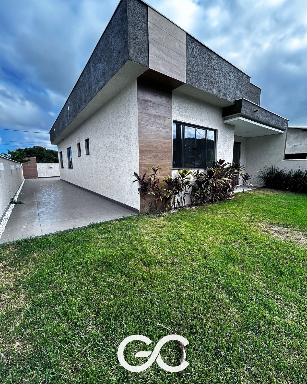 Fachada contemporânea com revestimento amadeirado e jardim no Alphaville 1