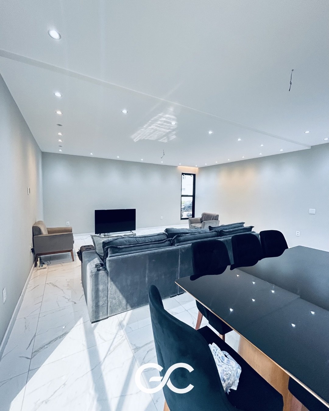 Sala de estar e jantar ampla em uma casa no Solaris Residencial
